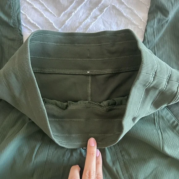 Lululemon Dance Studio Mid-Rise Pant
Regular Green Athletic Sz 4 GUC - Picture 8 of 10
